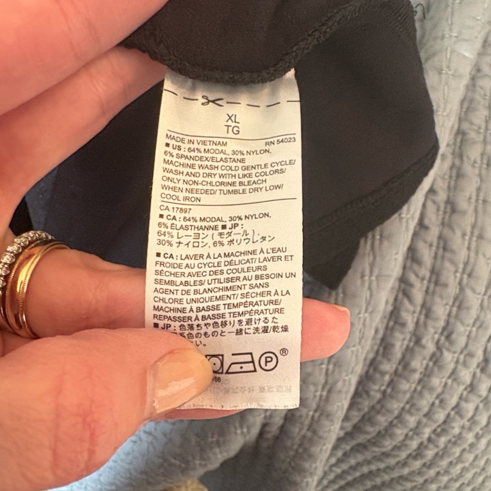 Banana Republic Black Sleeveless Blouse - Picture 5 of 5